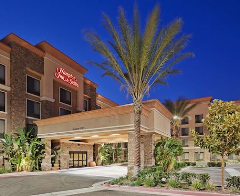 Hampton Inn & Suites logo